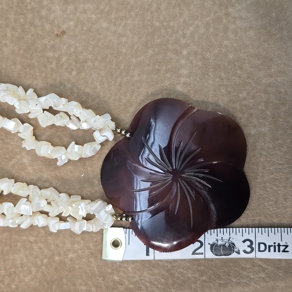 Mother of pearl large round carved Flower Pendant. - Picture 8 of 8